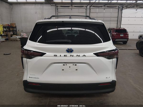 2025 TOYOTA SIENNA XLE — I119