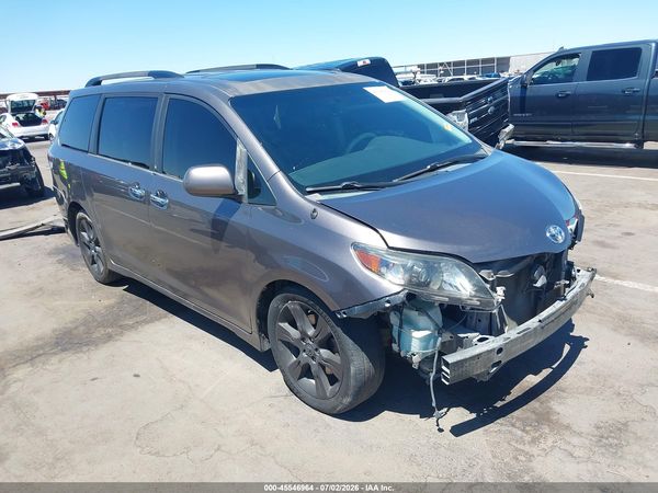 2014 TOYOTA SIENNA SE 8 PASSENGER