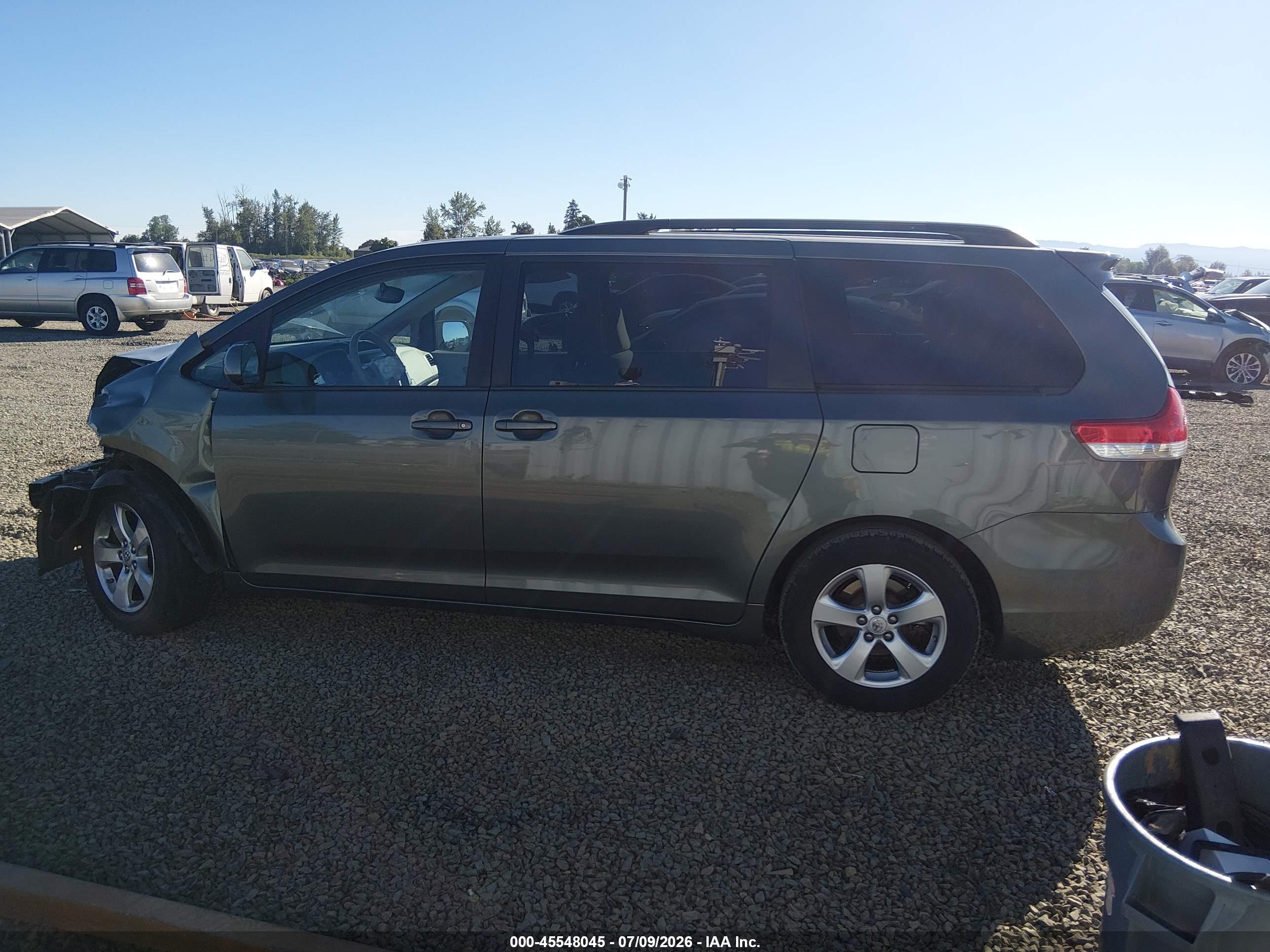 2014 TOYOTA SIENNA LE