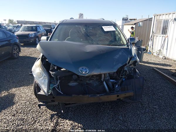 2014 TOYOTA SIENNA LE
