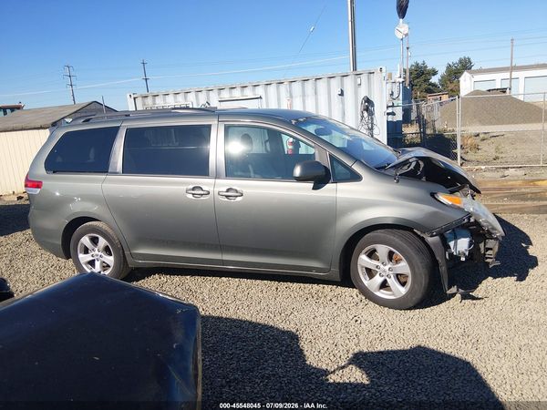 2014 TOYOTA SIENNA LE