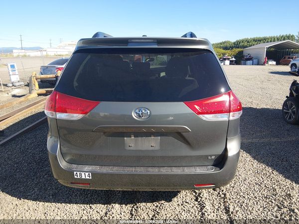 2014 TOYOTA SIENNA LE