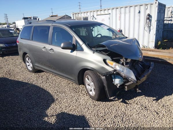 2014 TOYOTA SIENNA LE