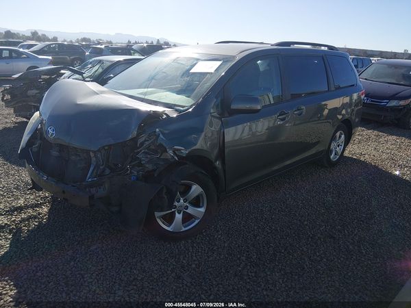 2014 TOYOTA SIENNA LE