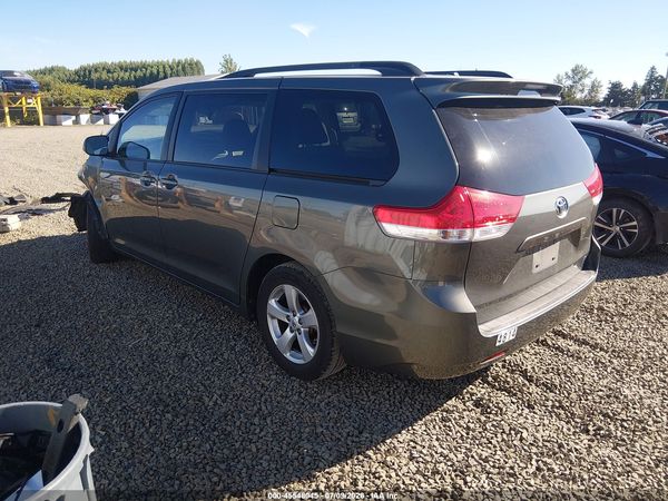 2014 TOYOTA SIENNA LE