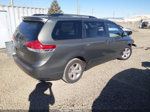2014 TOYOTA SIENNA LE