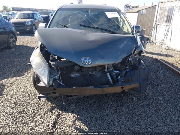 2014 TOYOTA SIENNA LE