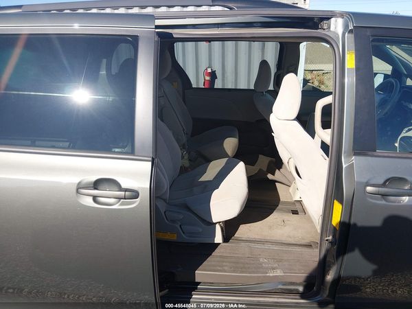 2014 TOYOTA SIENNA LE