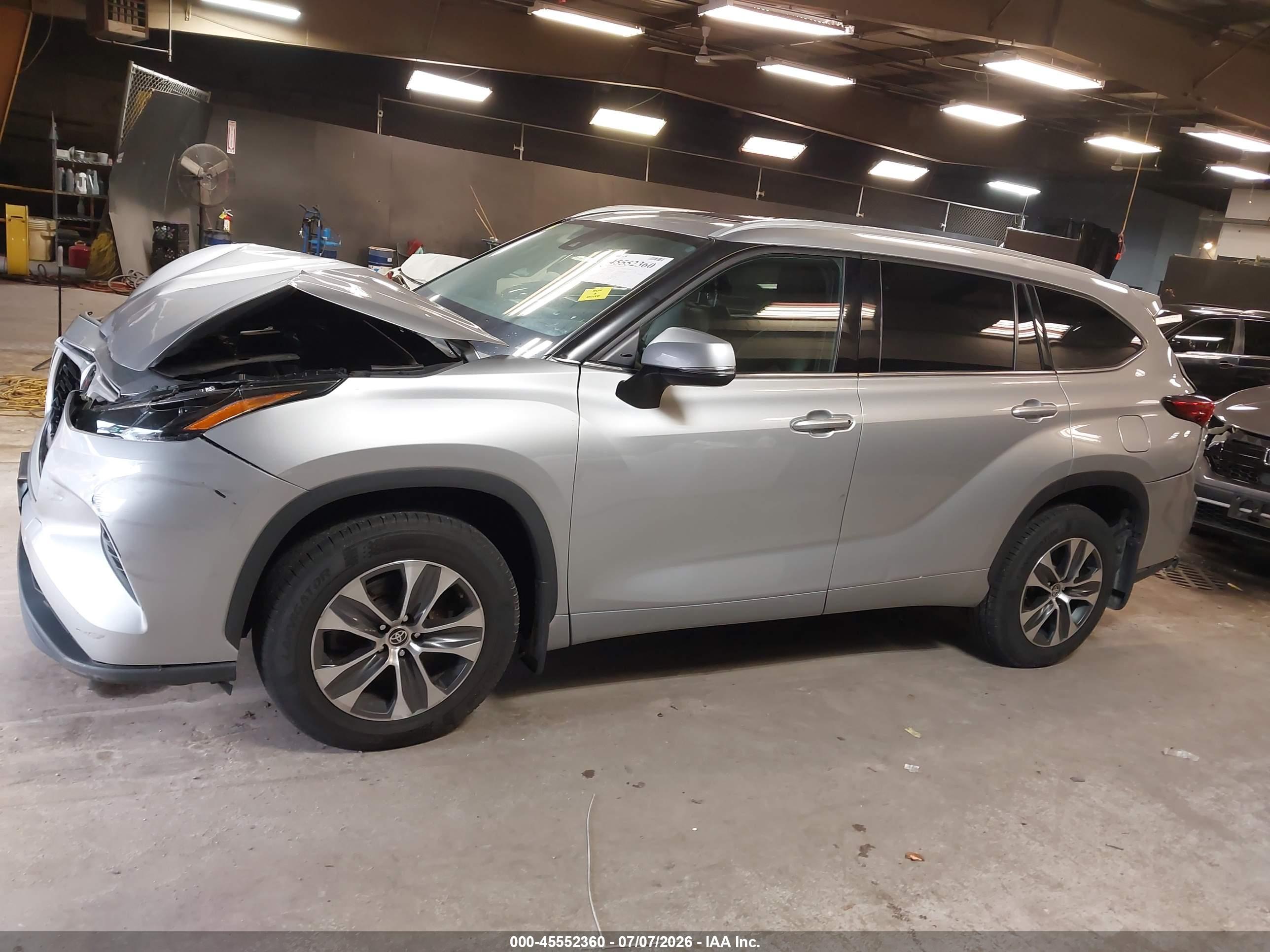 2022 TOYOTA HIGHLANDER XLE