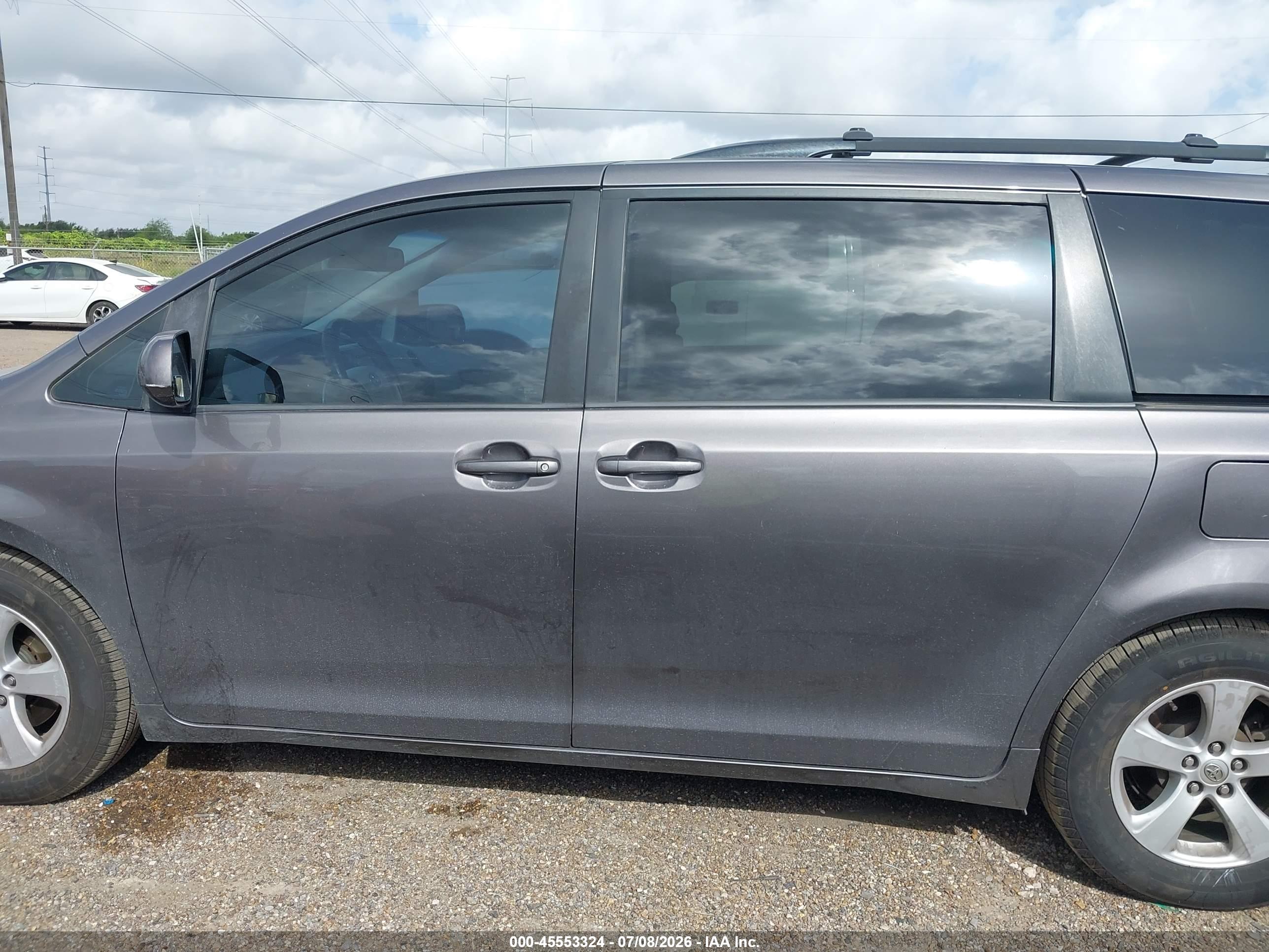 2014 TOYOTA SIENNA LE V6 8 PASSENGER