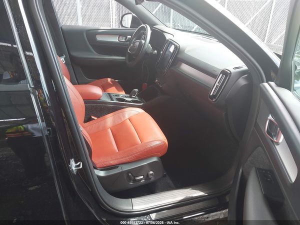 2019 VOLVO XC40 T5 MOMENTUM