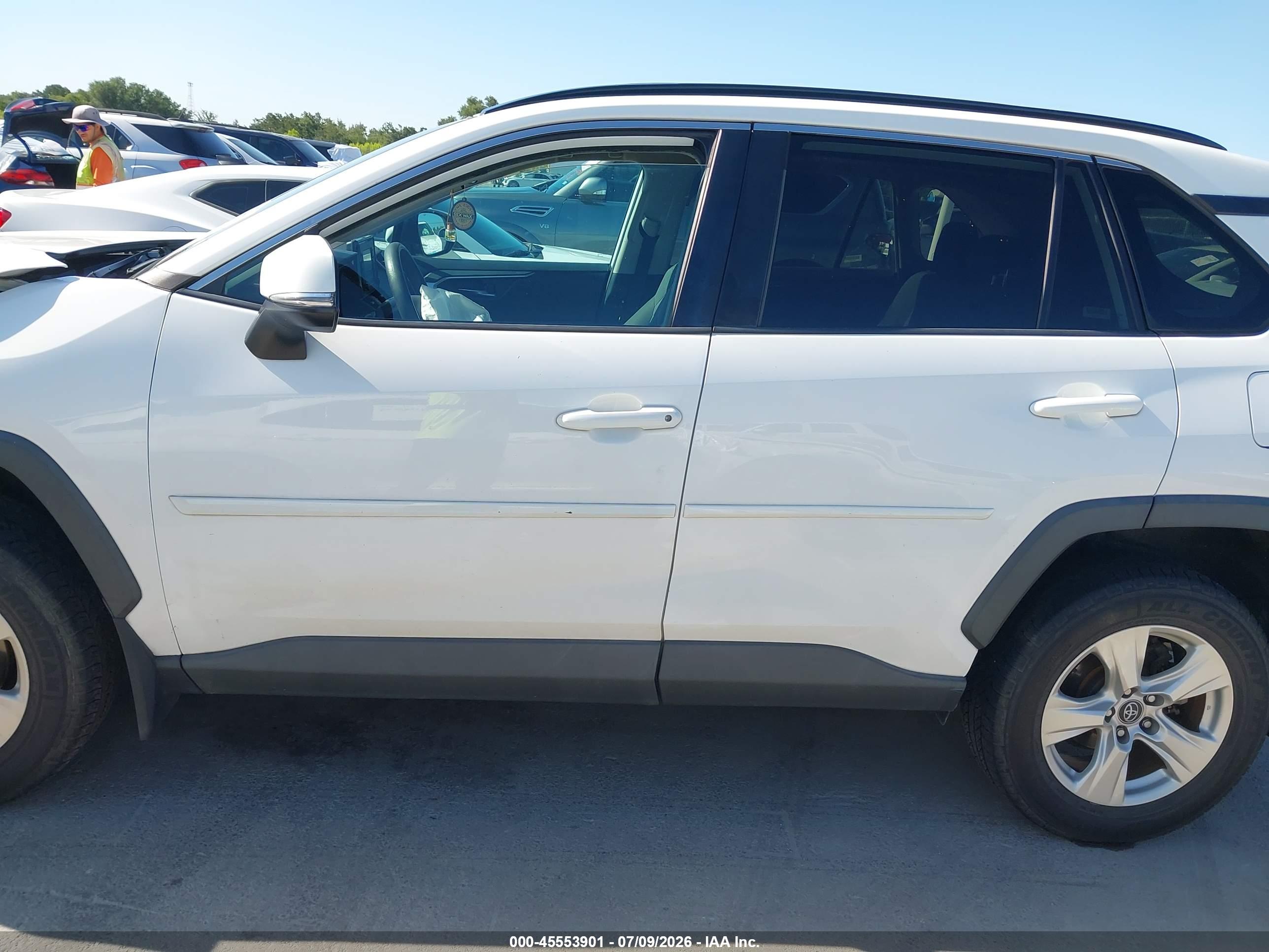 2020 TOYOTA RAV4 XLE