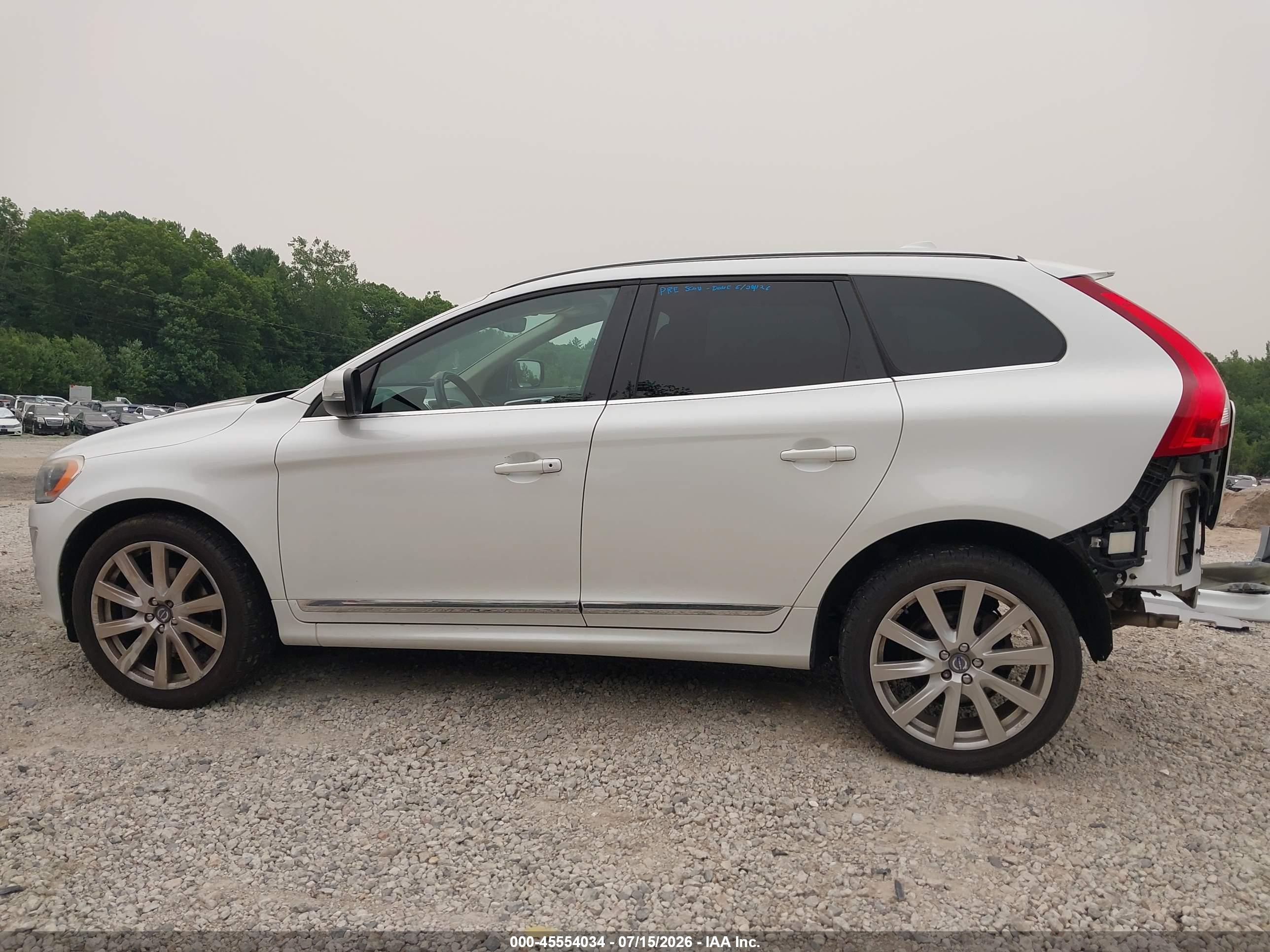 2017 VOLVO XC60 T5 INSCRIPTION