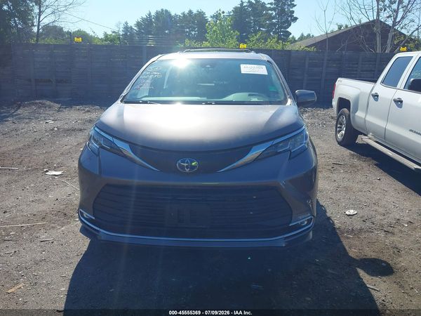 2021 TOYOTA SIENNA XLE