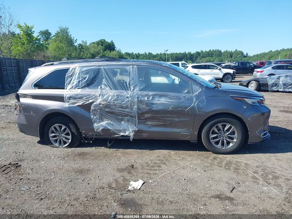 2021 TOYOTA SIENNA XLE