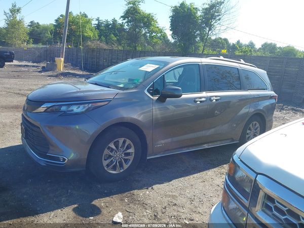2021 TOYOTA SIENNA XLE