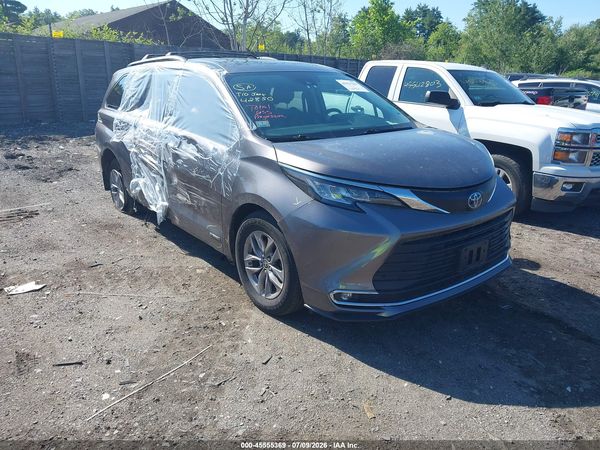 2021 TOYOTA SIENNA XLE