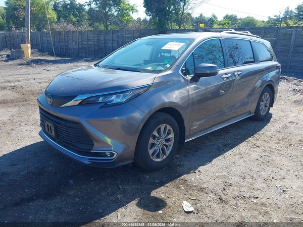 2021 TOYOTA SIENNA XLE