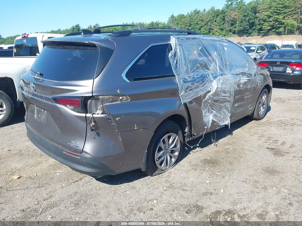 2021 TOYOTA SIENNA XLE