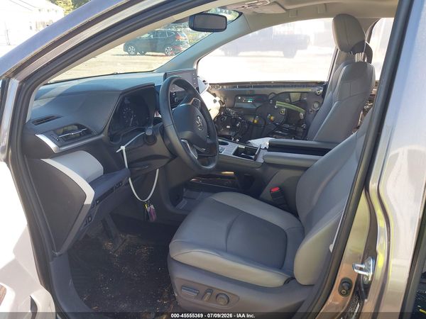 2021 TOYOTA SIENNA XLE