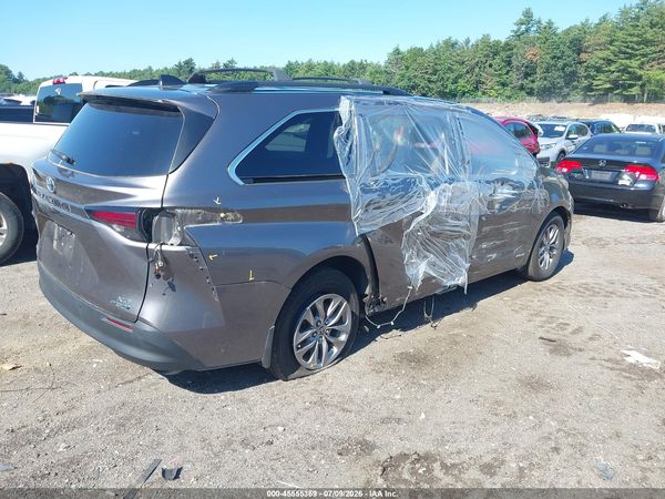 2021 TOYOTA SIENNA XLE