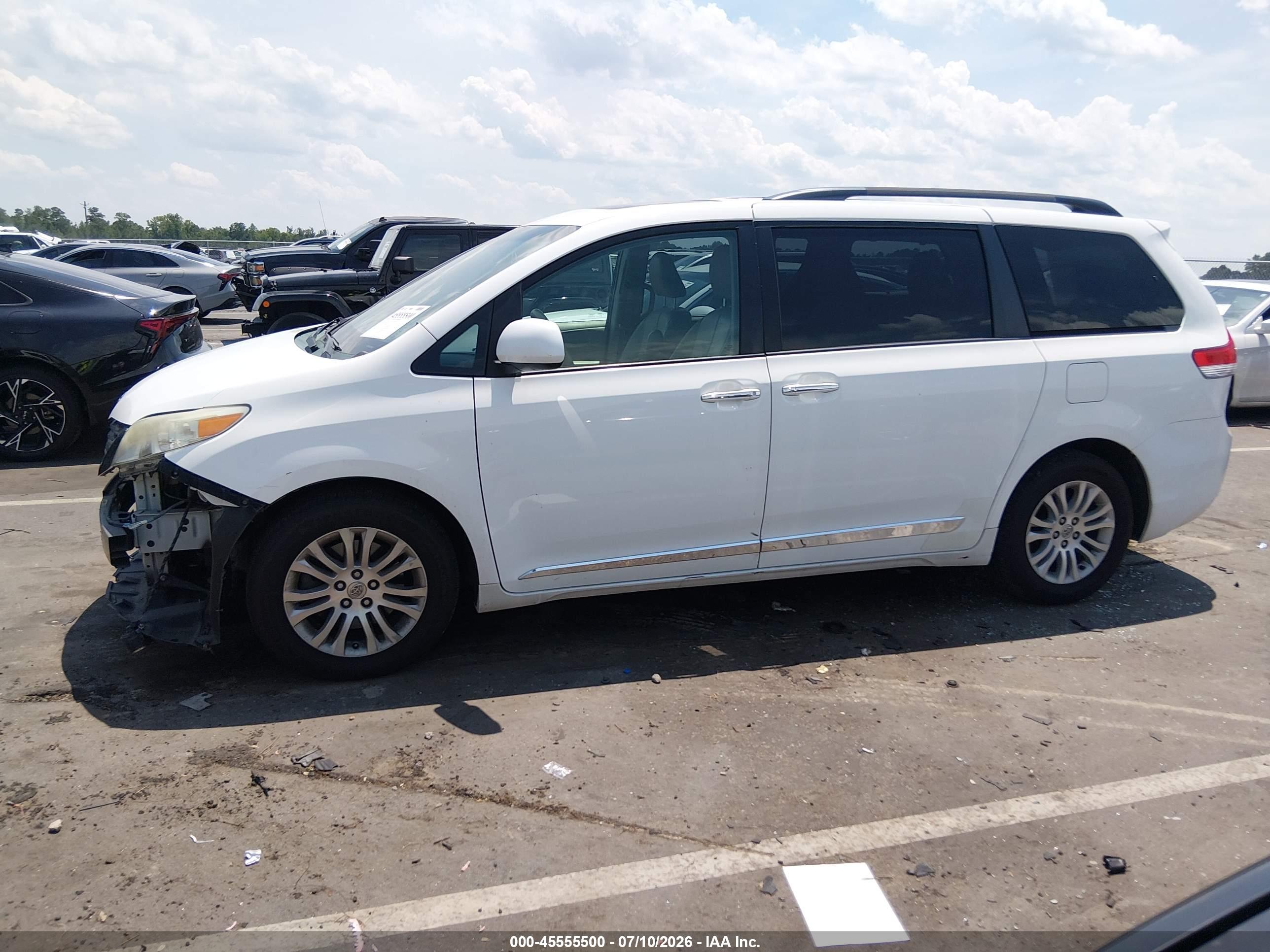 2014 TOYOTA SIENNA XLE V6 8 PASSENGER