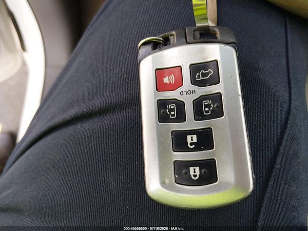 2014 TOYOTA SIENNA XLE V6 8 PASSENGER