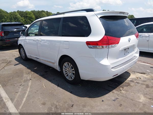 2014 TOYOTA SIENNA XLE V6 8 PASSENGER