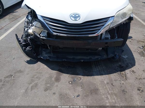 2014 TOYOTA SIENNA XLE V6 8 PASSENGER