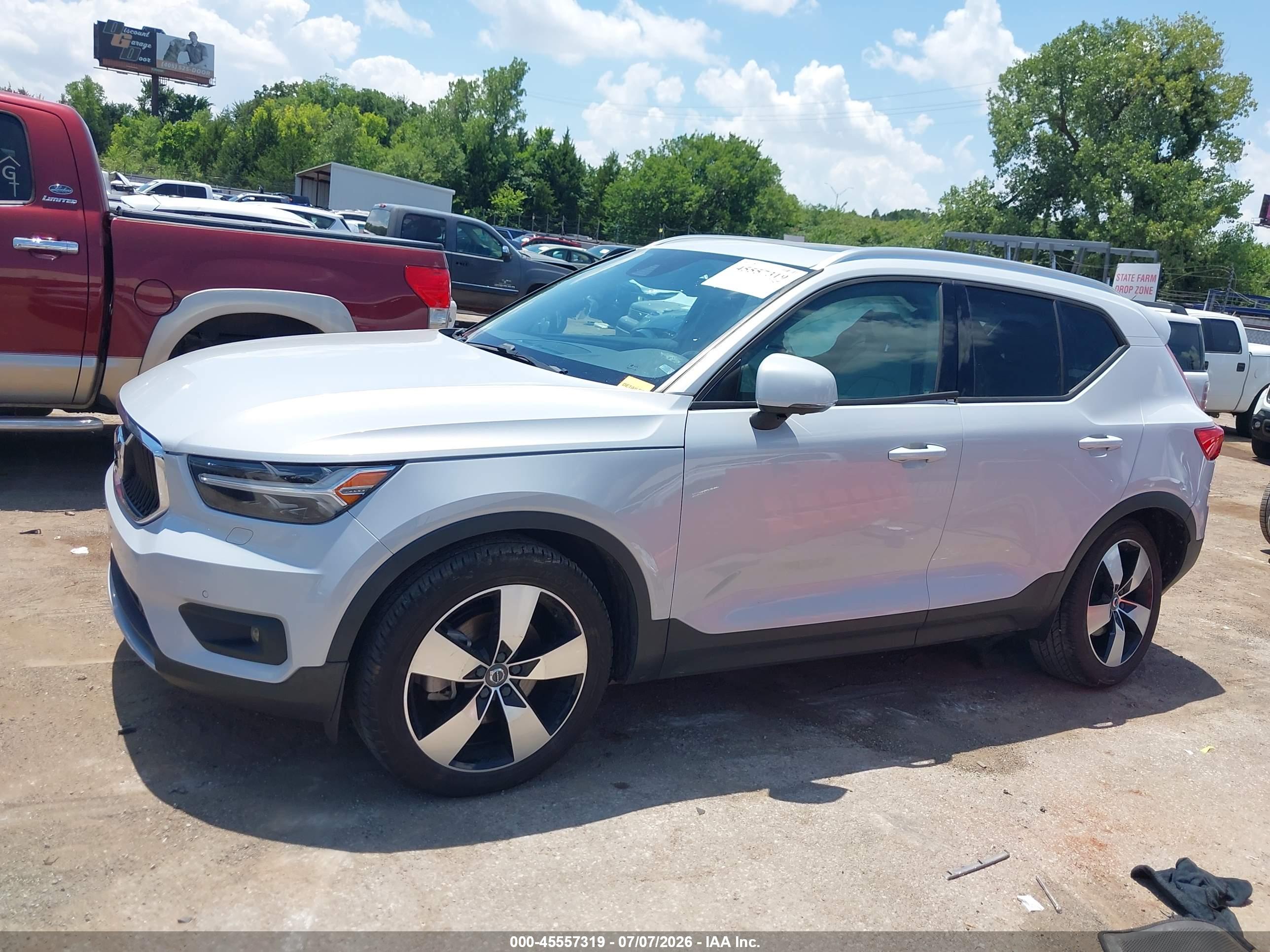 2020 VOLVO XC40 T5 MOMENTUM