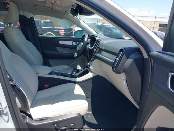 2020 VOLVO XC40 T5 MOMENTUM