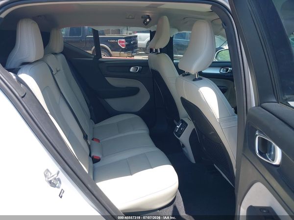 2020 VOLVO XC40 T5 MOMENTUM