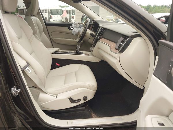 2021 VOLVO XC60 T5 MOMENTUM — I5