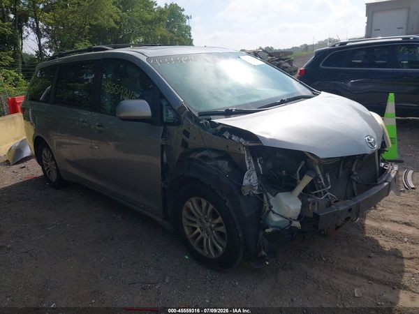 2015 TOYOTA SIENNA XLE 8 PASSENGER — I1