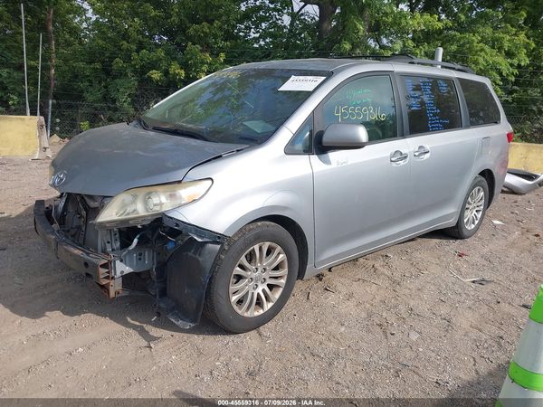 2015 TOYOTA SIENNA — I2