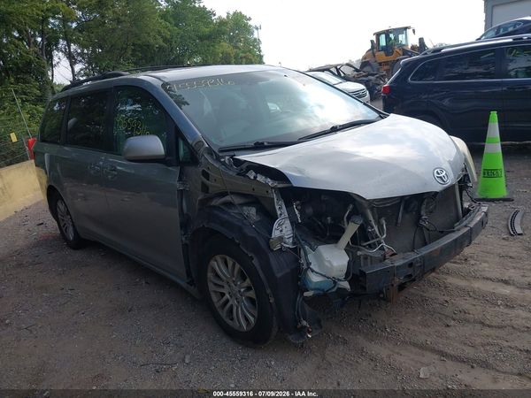 2015 TOYOTA SIENNA XLE 8 PASSENGER — I6