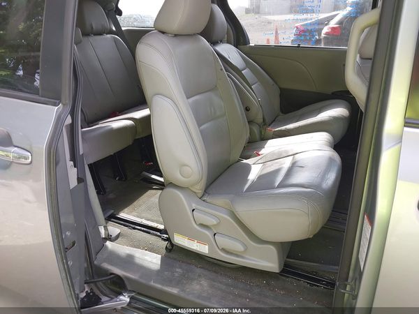 2015 TOYOTA SIENNA XLE 8 PASSENGER — I8