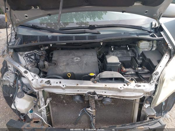 2015 TOYOTA SIENNA XLE 8 PASSENGER — I10