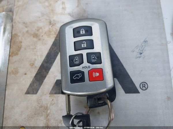 2015 TOYOTA SIENNA XLE 8 PASSENGER — I11