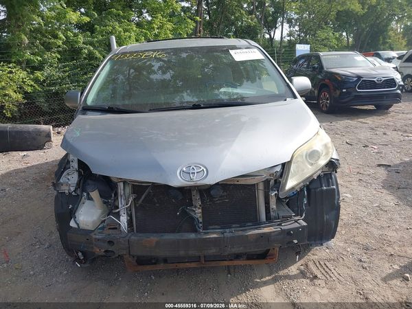 2015 TOYOTA SIENNA XLE 8 PASSENGER — I115