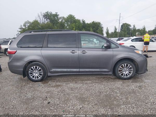 2020 TOYOTA SIENNA XLE