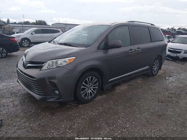 2020 TOYOTA SIENNA XLE