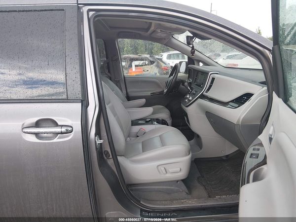 2020 TOYOTA SIENNA XLE