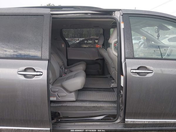2020 TOYOTA SIENNA XLE