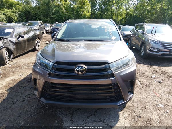 2019 TOYOTA HIGHLANDER SE