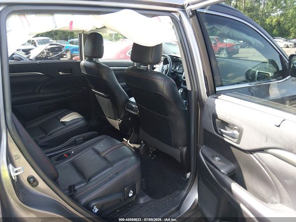 2019 TOYOTA HIGHLANDER SE