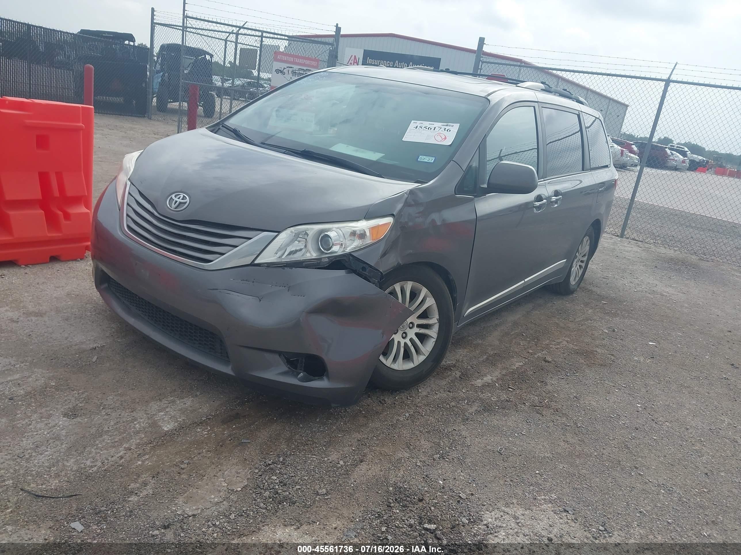2017 TOYOTA SIENNA XLE 8 PASSENGER — I2