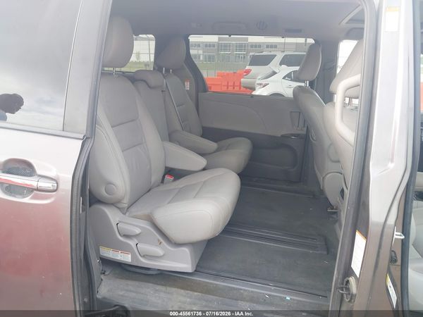 2017 TOYOTA SIENNA XLE 8 PASSENGER — I8