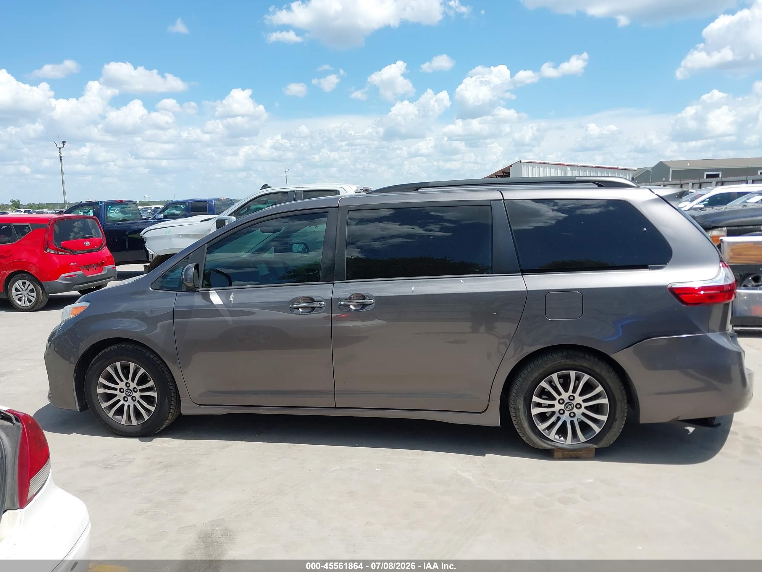 2019 TOYOTA SIENNA XLE 8 PASSENGER