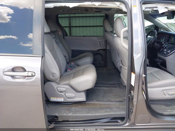 2019 TOYOTA SIENNA XLE 8 PASSENGER